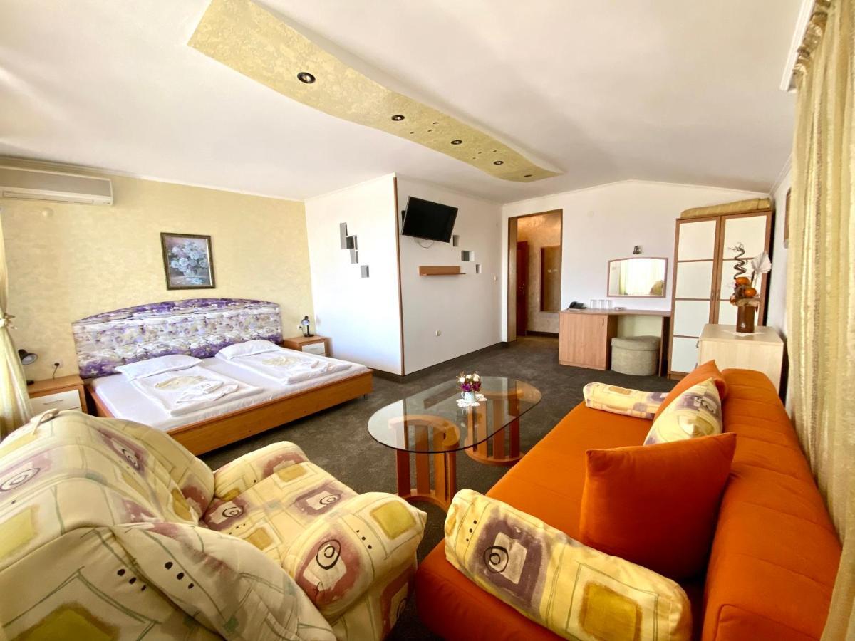 Family Hotel The Golden Fish Sozopol Exteriör bild
