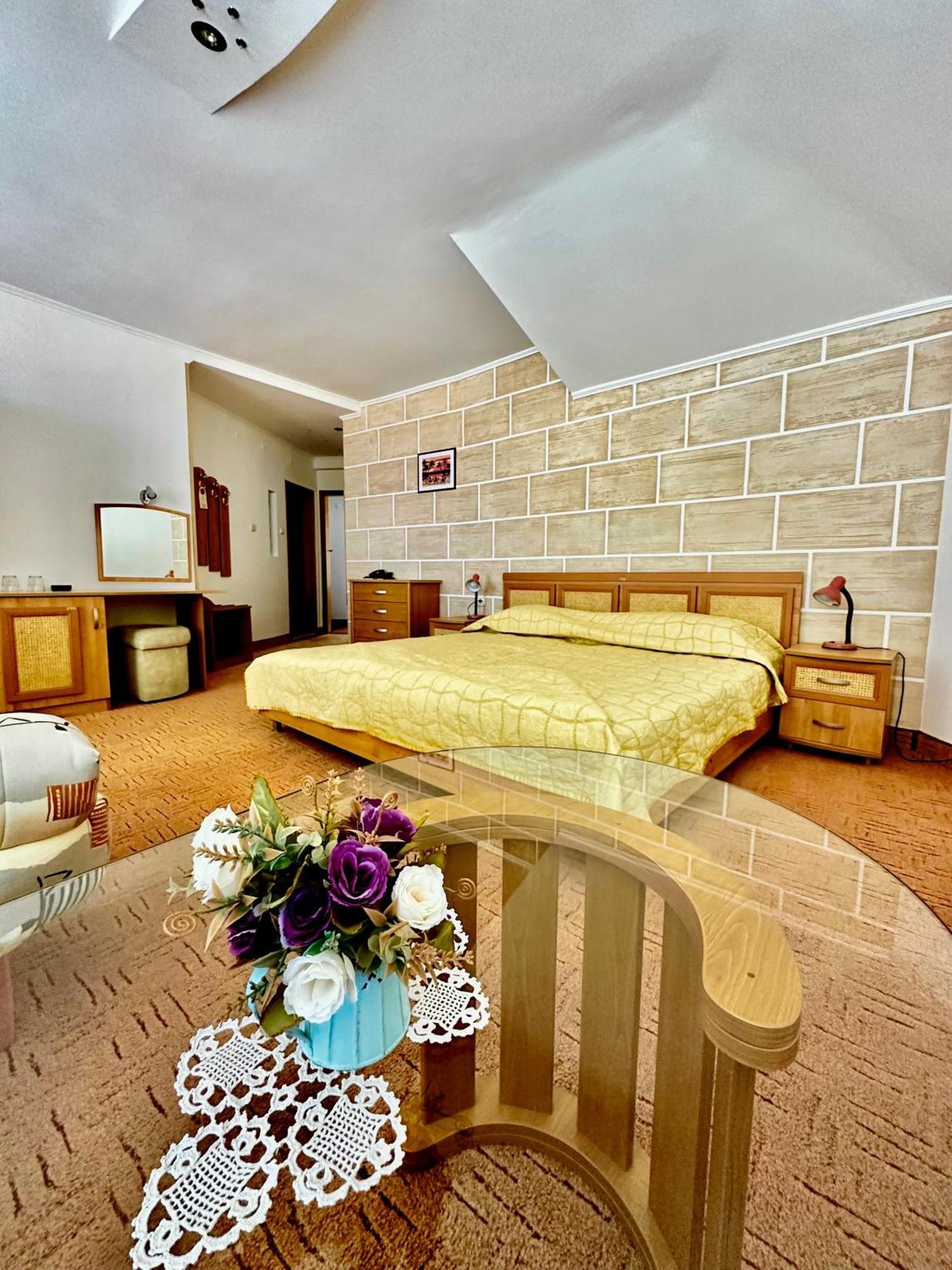 Family Hotel The Golden Fish Sozopol Exteriör bild